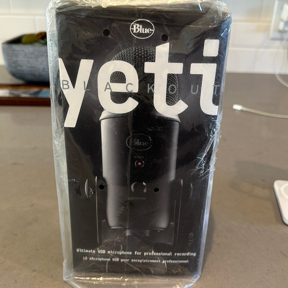 Yeti professional USB microphone band new in box